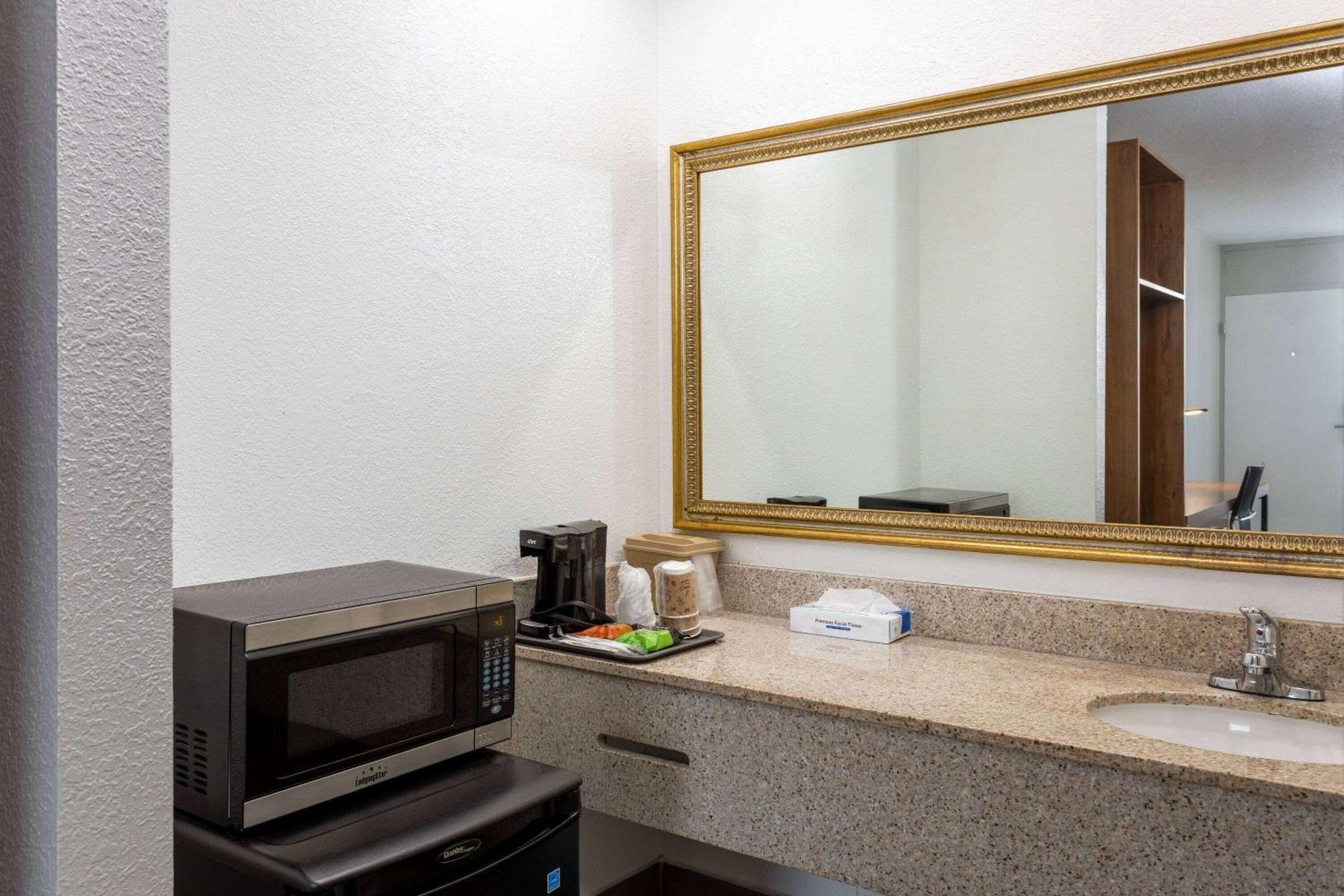 Ramada By Wyndham Altamonte Springs Near I-4 Exterior foto